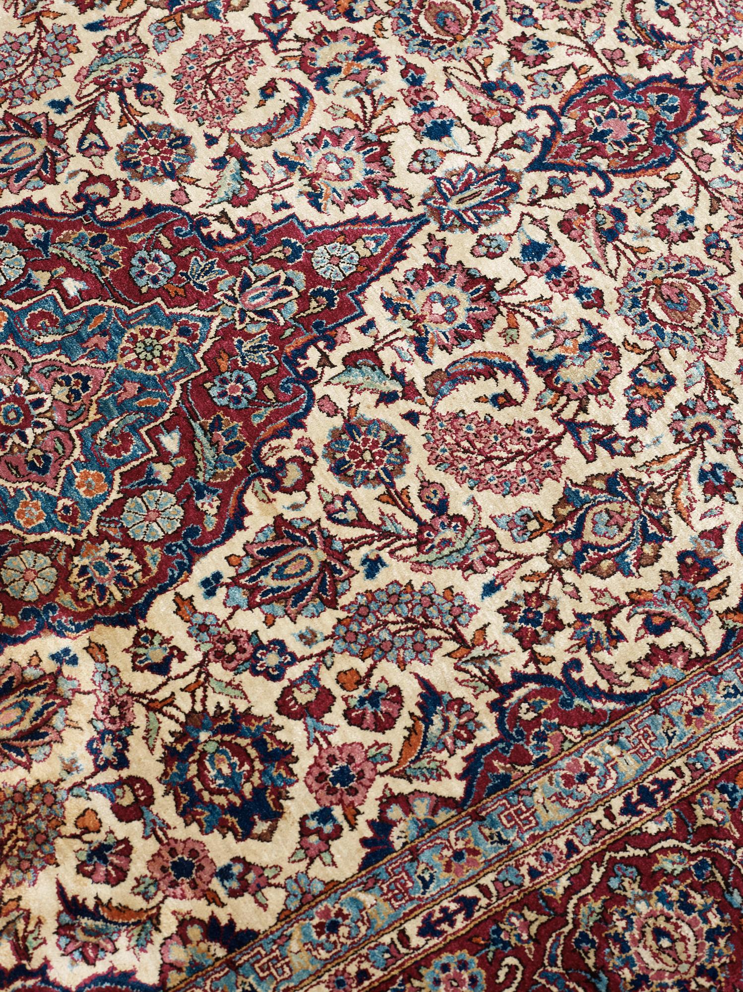 SEMI-ANTIQUE SILK KASHAN. 208 x 138,5 cm.