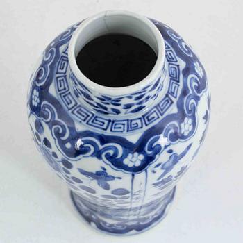 A pair of blue and white porcelain urn with covers, late Qing dyansty, 19th century.