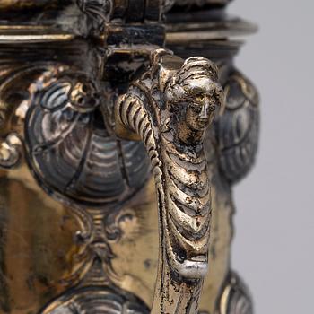 HOPEINEN TUOPPI, Nürnberg noin 1660-luvulta, tuntematon kultaseppä, paino  679 g.