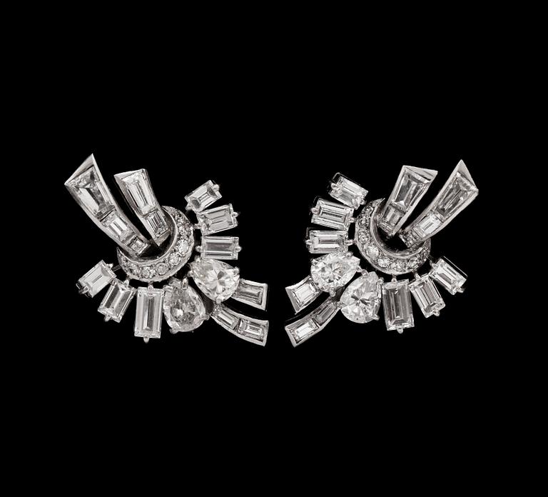 A pair of old cut diamond Art Deco earrings, tot. app. 8.50 cts.