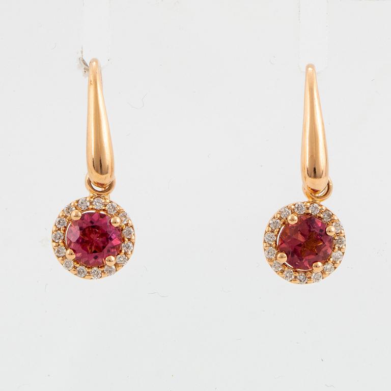 ÖRHÄNGEN, med rosa turmaliner och briljantslipade diamanter.