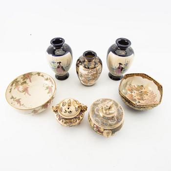 Vaser 3 st, skålar 2 st samt rökelsekar 2 st Japan Satsuma 1900-tal porslin.