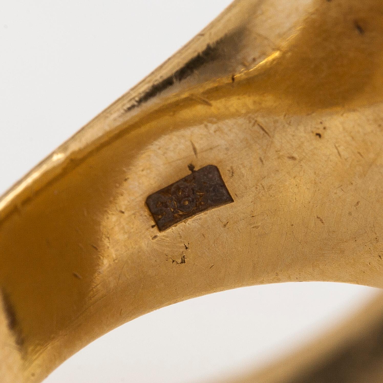 A signet ring, ca. 17K gold.