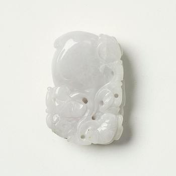 A jade sculpture of a peach, 20th Century.