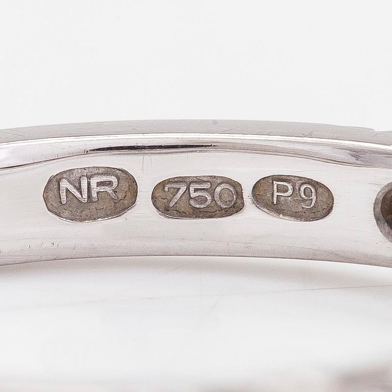 Sormus, 18K valkokultaa ja  briljanttihiottuja timantteja yht. n. 0.57 ct. R.Nossenko, Helsinki 2016. Todistuksella.