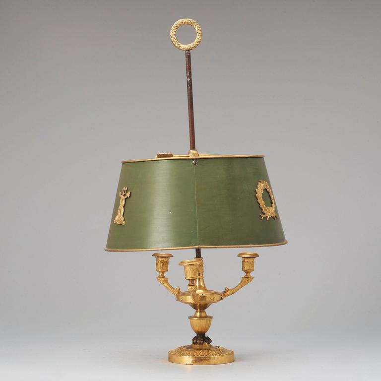 BORDSLAMPA, s. k. lampe bouillotte, för tre ljus. Empire, 1800-talets början.