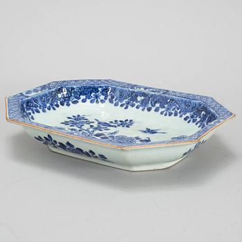 A blue and white dish, Qing dynasty, Qianlong (1736-95).