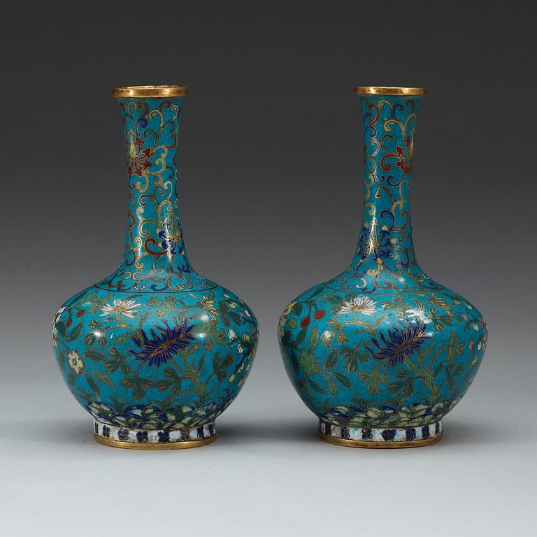 A pair of cloisonné vases, Qing dynasty.