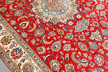 A signed Tabriz carpet, ca 336 x 223 cm.