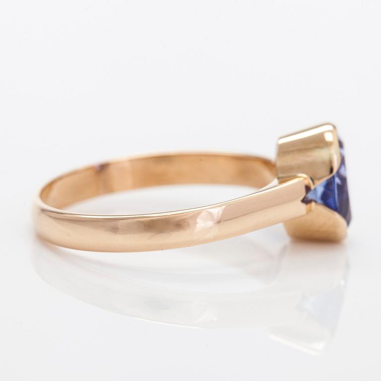 Ring, 14K gold with an oval-cut tanzanite.