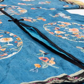 A Chinese embroidered silk robe, late Qing dynasty/early 20th Century.