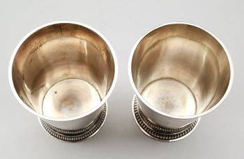 BÄGARE, 2 st, silver, Eric Råström, Stockholm 1945 och 1947. Tota vikt ca 388 g.