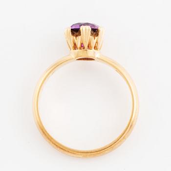 18K gold and synthetic sapphire ring.