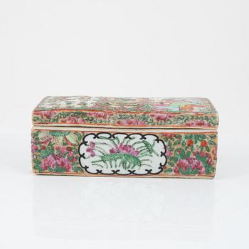 A Chinese Canton porcelain dish and box with cover, 19th century.