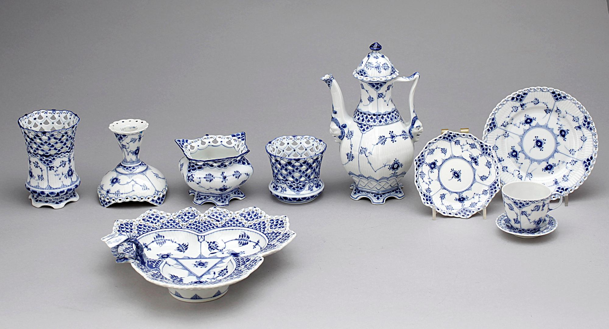 MOCCASERVIS, 36 delar, Musselmalet, Royal Copenhagen, 1900-talets andra hälft.