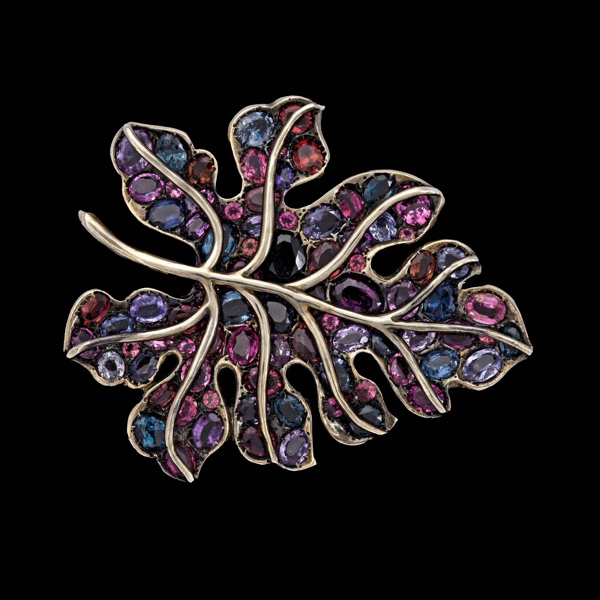 BROSCH, ovala fasettslipade olikfärgade spineller, tot. ca 38 ct.