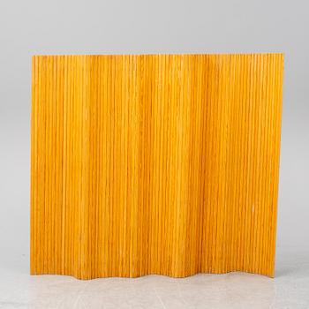 ALVAR AALTO, A pinewood screen, for Artek, Finland. Late 20th century.