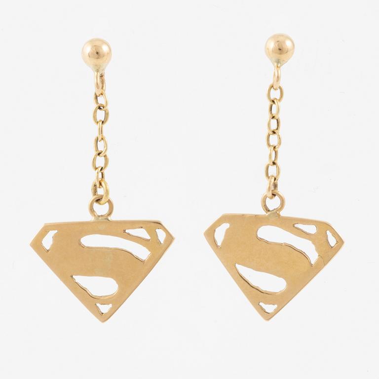 Pendant with chain and a pair of earrings, 18K gold, in the form of Superman/Superwoman logo.