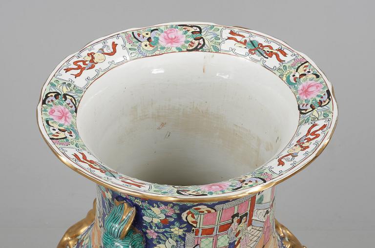 PRAKTVAS, Kina, porslin, 1900-tal.