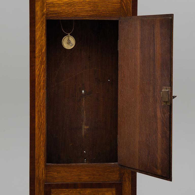 An early 18th longcase clock by William Speakman, London.