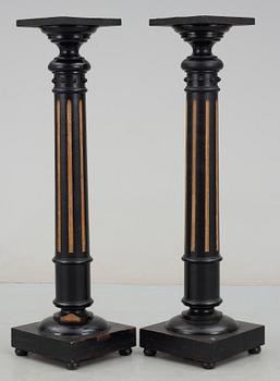 PIEDESTALER, ett par, nyrenässans, 1800-talets slut.