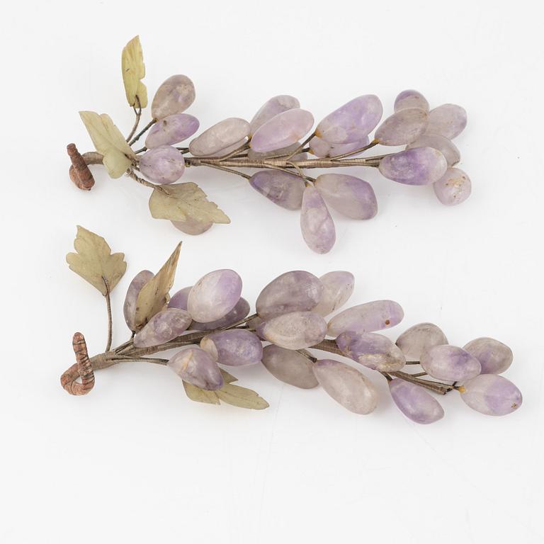 A set of eight decorative grapes in the material nephrite, quarts, amethyst.