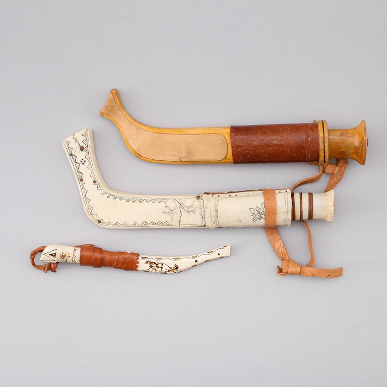 SAMEKNIVAR, 3 st, ben, trä och läder, 1900-talets mitt.