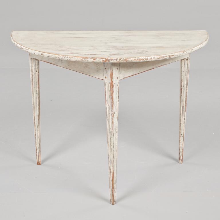 HALVMÅNEBORD, 1800-tal.