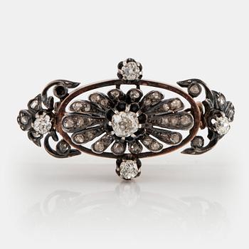 955. An 18K gold and silver brooch set with old- and rose-cut diamonds.