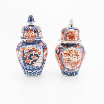 A set of seve Japanese Imari porcelain urns av vases 19th/20th century.