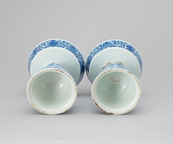 A pair of blue and white kandelsticks. Qing dynasty (1644-1912).