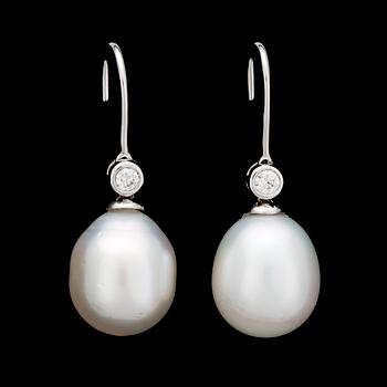 1137. A pair of cultured South sea pearl earrings, app. 12,5 mm.