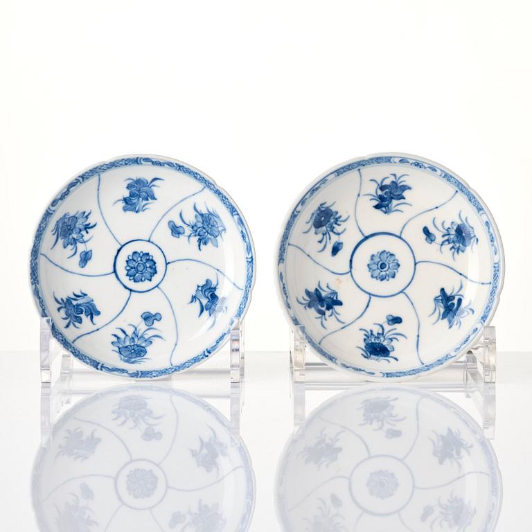Koppar med fat, ett par, mjukt porslin. Qingdynastin, Kangxi (1662-1722).