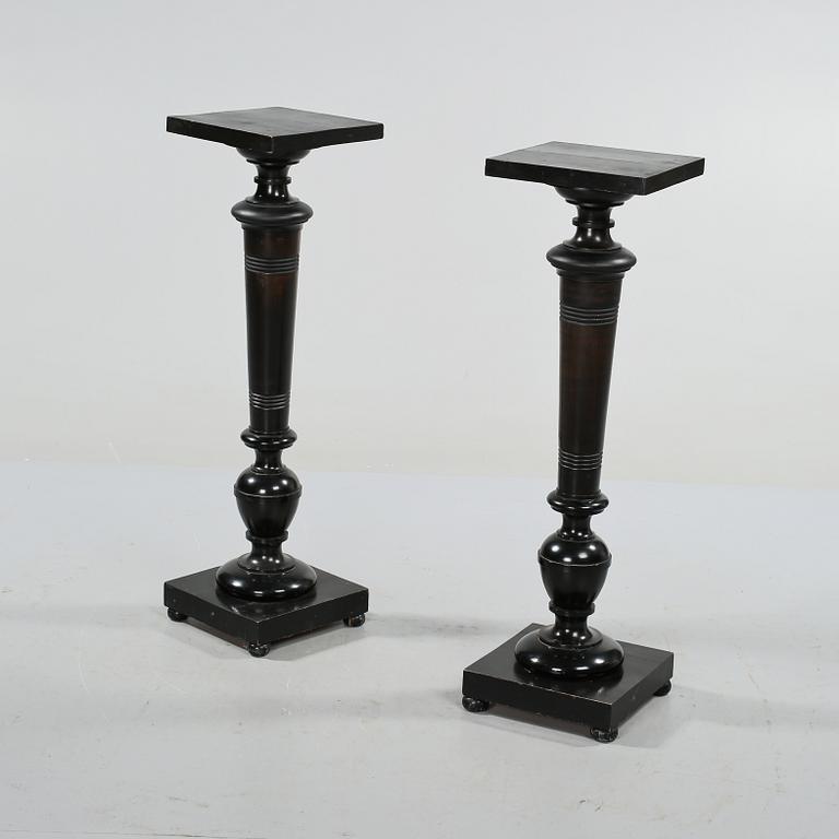 PIEDESTALER, ett par, 1900-tal.