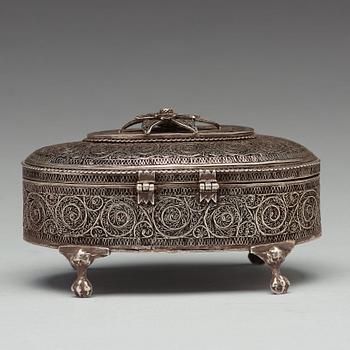 Filigranskrin på fötter, silver, Icke identifierad mästarstämpel, Moskva 1889.