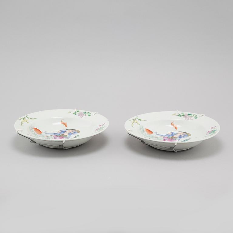 A pair of chinese porcelian dishes from the 20th century.