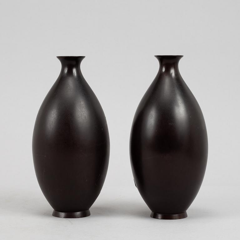 A pair of Japanse bronze vases, Meiji period (1868-1912).