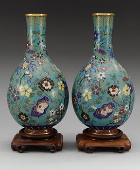 A pair of cloisonné vases, Qing dynasty (1644-1912).