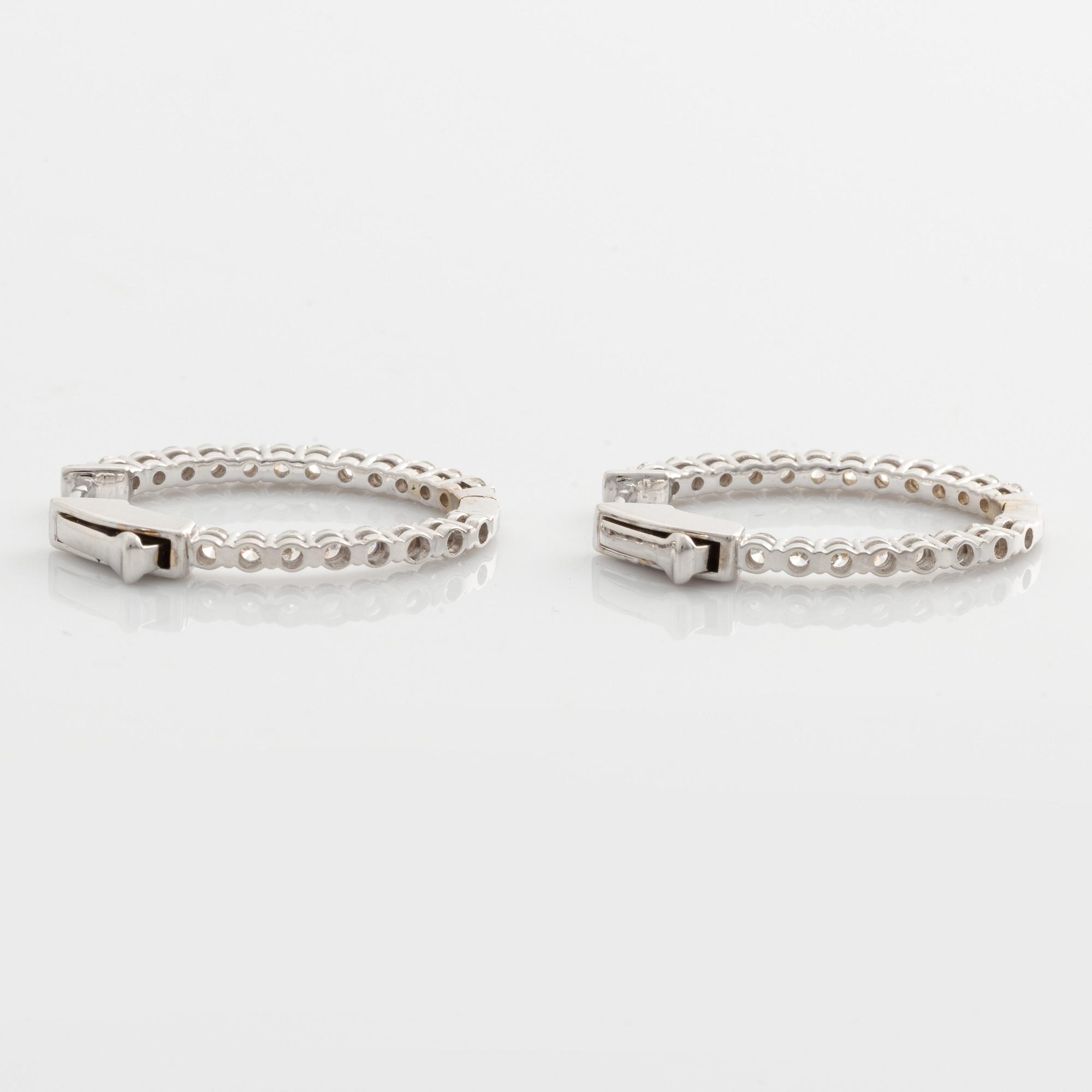 Örhängen, kreoler med briljantslipade diamanter.