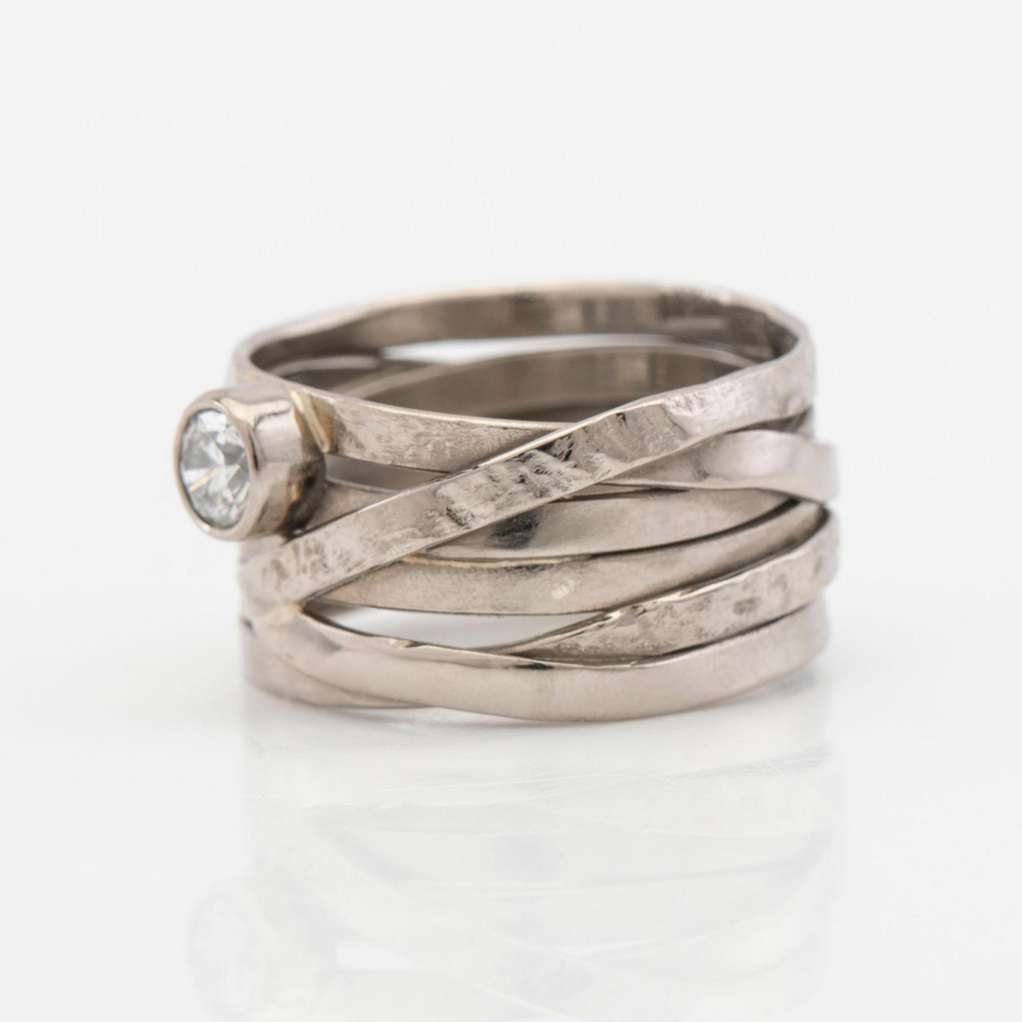 Ring, 18k vitguld med briljantslipad diamant.