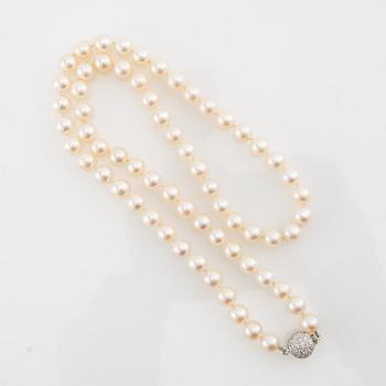 Necklace, cultured pearls, 18K white gold and brilliant-cut diamonds.