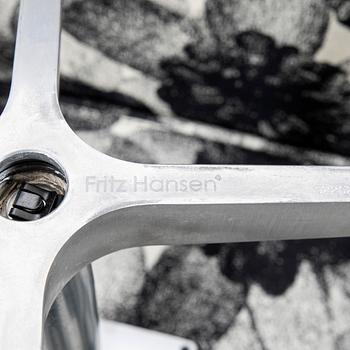 Arne Jacobsen, Stol med fotpall, Fritz Hansen, Danmark, 2000-tal.