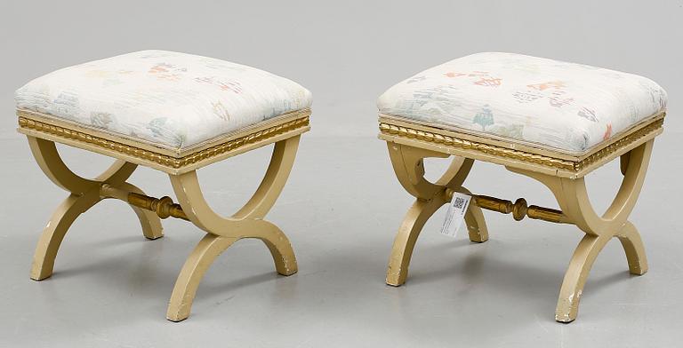 TABURETTER, ett par, sengustavianska, omkring år 1800.
