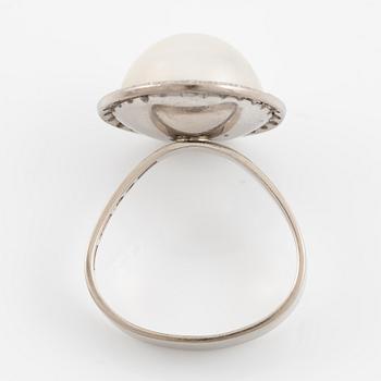 Ring 18K vitguld med en odlad mabepärla och runda briljantslipade diamanter.