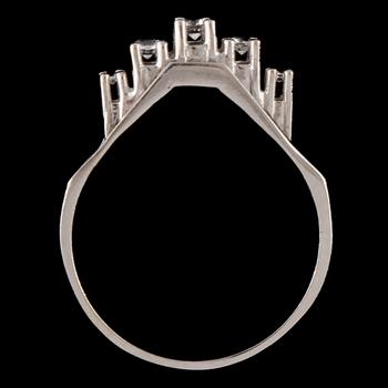 RING, 18k guld med 5 fasettslipade vita stenar, importstämplad, 1900-talets andra hälft.  Vikt 4 g.