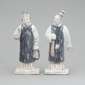 FIGURINER, 2 st, lergods, möjligen Ming dynastin 1368-1644.
