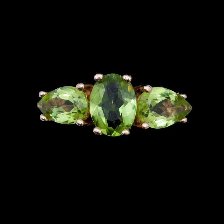 RING, 14k guld med 3 ovala peridoter tot ca2,5ct. Tot vikt ca 3,3g.