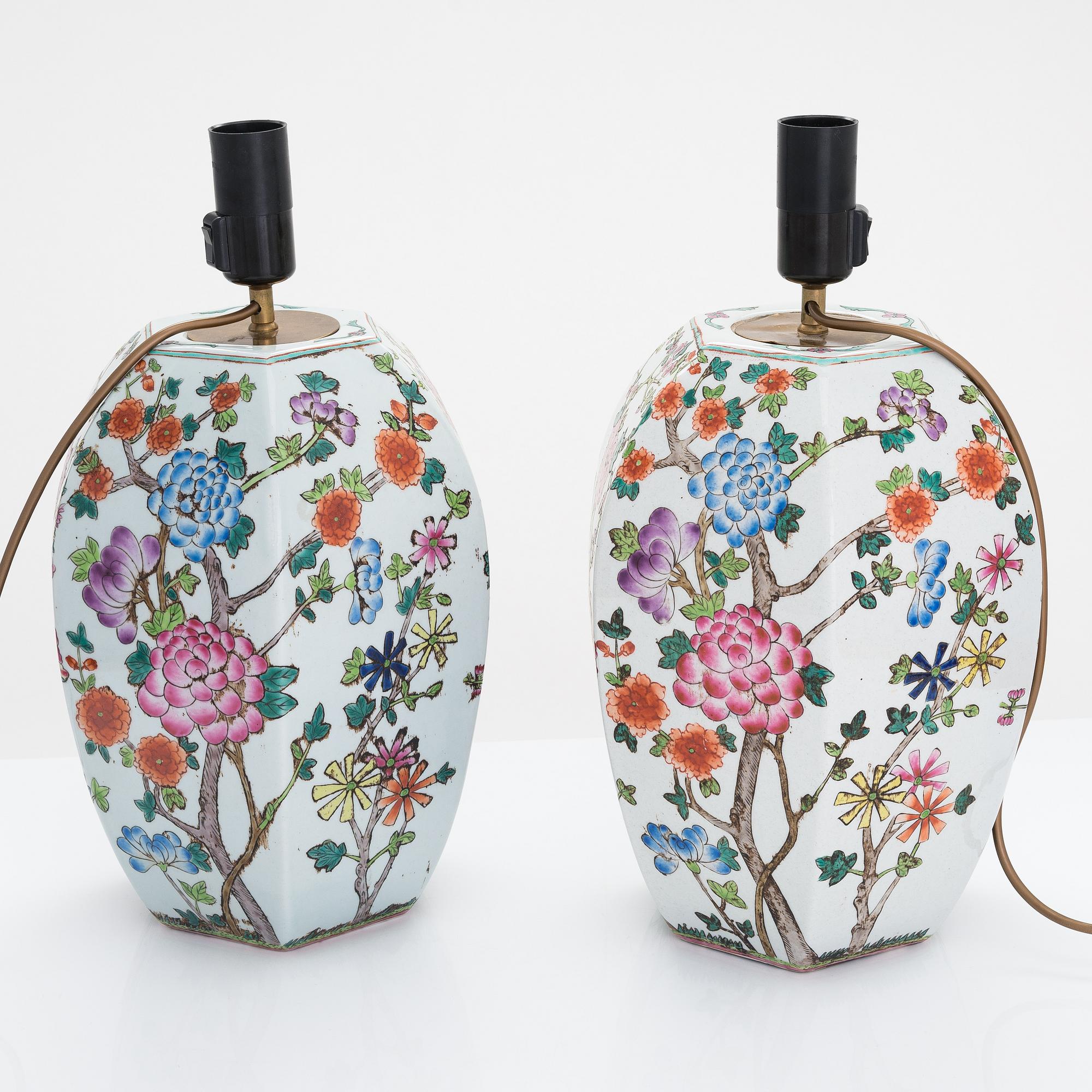 Urnor, omgjorda till bordslampor, ett par, porslin. Kina, 1900-tal.