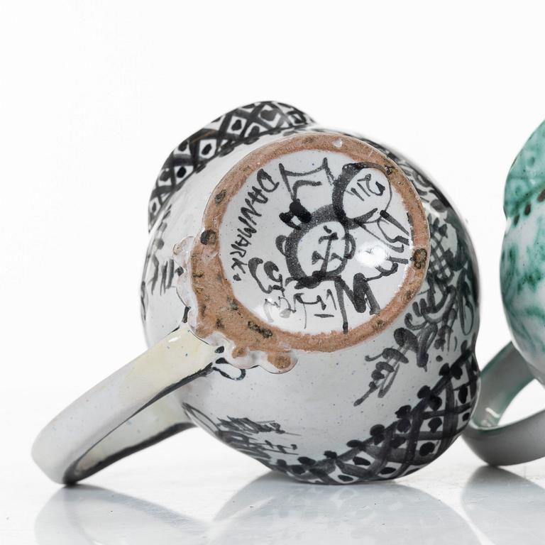 Björn Wiinblad, kannor med lock, två stycken, fajans, signerade och daterade -52 respektive -53.