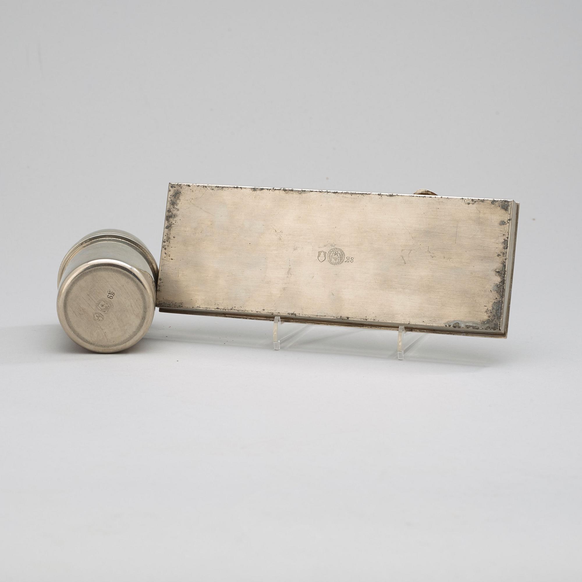 FIRMA SVENSKT TENN, cigarettetui och burk, Stockholm  1944 och 1960.